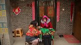 母亲去世，给儿子留套房给养女留辆电动车，养女半路推不动感动了