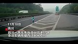 两岁男孩误入高速匝道，车辆呼啸而过十分惊险，司机纷纷伸出援手