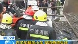 石子车翻压扁小车 司机奇迹生还-5月17日