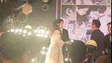 陈荣炼抱着爱妻大庭广众秀幸福