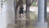 女子水里骑自行车，接下来惨了，我误判了我的预判