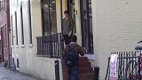 男子在街上故意剪断路人的香烟，导致路人非常生气