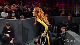 WWE中国-20190226-RAW：贝基擅闯隆达罗西的比赛 用拐杖干架 被保安用手铐带离现场