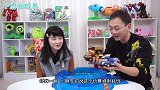 洋洋拥有限量版的镀晶三角龙陀螺战车甲龙陀螺战车