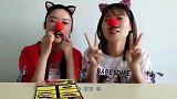 两美女扮小丑相互逗乐，红鼻子山羊胡，真搞笑