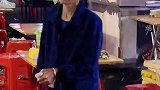 老人在夜宵摊抢瓶子，为店老板收拾卫生