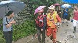 四川雅安：暴雨冲毁山路，消防泥泞中救出7人