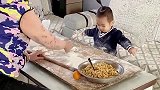 把孩子送到奶奶家住，爷爷发过来这段视频，老娘都没脸去接你了