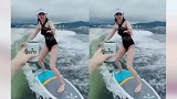 何超莲辟谣分手后开心冲浪 穿泳装秀纤腰长腿