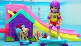 芭比娃娃玩具：小凯莉和小狗在公园玩滑板