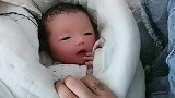 姐姐家刚出生的女儿，像葡萄一样黑色的眼睛，可爱的让妈妈骄傲