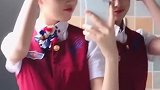 两个空姐厕所自拍，这是什么神仙侧颜，看到最后太搞笑了
