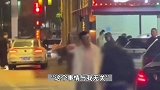 山东青岛一网红“直播约架”被当街持刀砍伤？网友质疑是剧本，警方回应
