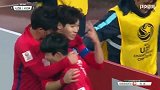 韩国队扳平比分！黄贤秀禁区甩头攻门皮球应声入网