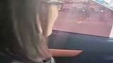 女子开车遇到玻璃起雾，接下来竟然不知所措