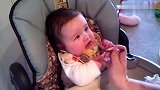 给宝宝喂食物吃，宝宝一脸真挚看着妈妈，好让人放心踏实啊！