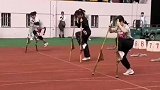 校园内展开运动会，一同学为登上高跷忙碌许久