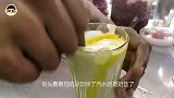 印度人做奶昔的手法太牛了！1元一勺，一圈人围着买