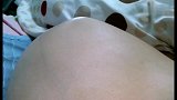 胎儿不停地踢打妈妈肚皮，孕期里最温馨的画面！