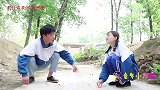 妈妈买了胶囊果冻，甜甜和来福以为是巨型药丸不敢吃,真逗