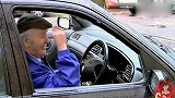 国外爆笑街头恶搞，帮老人看车距停车，老司机来个前顶后追