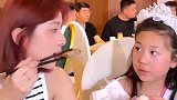 女子被隔壁桌帅哥吸引频频偷看