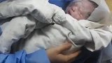 双胞胎宝宝刚抱出产房，爸爸就忍不住凑了上来，好搞笑！