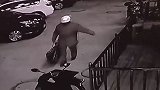 3岁男童被装行李袋弃路边 男子发现不救人反拎到隔壁店外