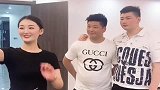 曹县网红助阵陈亚男直播间，小伟和大哥勾肩搭背，上道了！