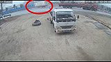 安徽：货车为避让半挂车 失控冲进河司机溺亡