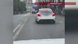 “让我先走，我去贵州提亲”26岁小伙挂横幅自驾932公里：想让全世界知道我娶到最爱的人