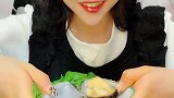 翠绿的小玩意，美女一口秒下老香了，吃的太馋人了