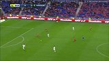 下半场补时第1分钟里昂球员科尔内射门