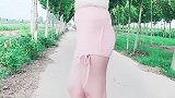 身材走形的中年女性建议还是不要穿紧身的衣物，宽松比较好些
