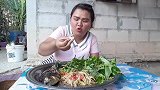 农村大姐直接吃烤鱼和空心菜，这吃法城里人看着觉得新奇