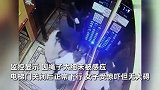 女子牵狗看手机进电梯,把狗忘在外面,电梯下行瞬间狗绳把人拽倒