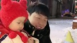 爸爸给两岁女儿堆了个小雪人，宝宝这反应真是太让人意外了