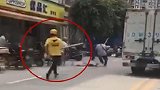 广西一外卖哥持棍躲过飞刀 制服连续持刀伤人者