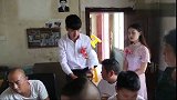 农村结婚办喜酒现场，新娘介绍新郎认识亲朋好友，歌曲很好听
