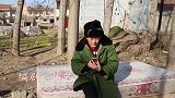 儿子每月给父亲打1万，父亲还是要钱，儿子不解，回家后发现一切