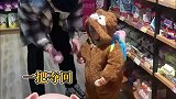 爸爸带宝宝逛超市，路过奇趣蛋货柜时，宝宝一言不合就躺下赖着不走了