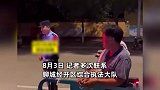 商贩被城管拔车钥匙，跪谢帮忙要回的警察？城管大队：视频掐头去尾