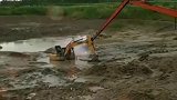 挖掘机掉河里了，但这样的救援姿势，这挖掘机还能要吗！