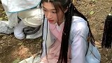 山里面怎么躺着个美女呢