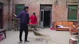 弟媳看打工回家的大哥不顺眼，趁丈夫上班撵他走，可惜纸包不住火