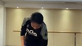 这是一个五秒钟能看会的动作