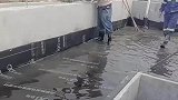 水泥浆倒在天台上，网友见状议论纷纷