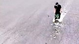 男子拿着渔网捕鱼站未动，蹲下瞬间好似逆流滑行