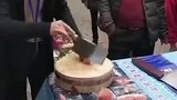 卖刀小贩切肉的秘密，终究还是被大爷给识破了