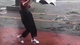 台风天气别外出，下场可能很悲催